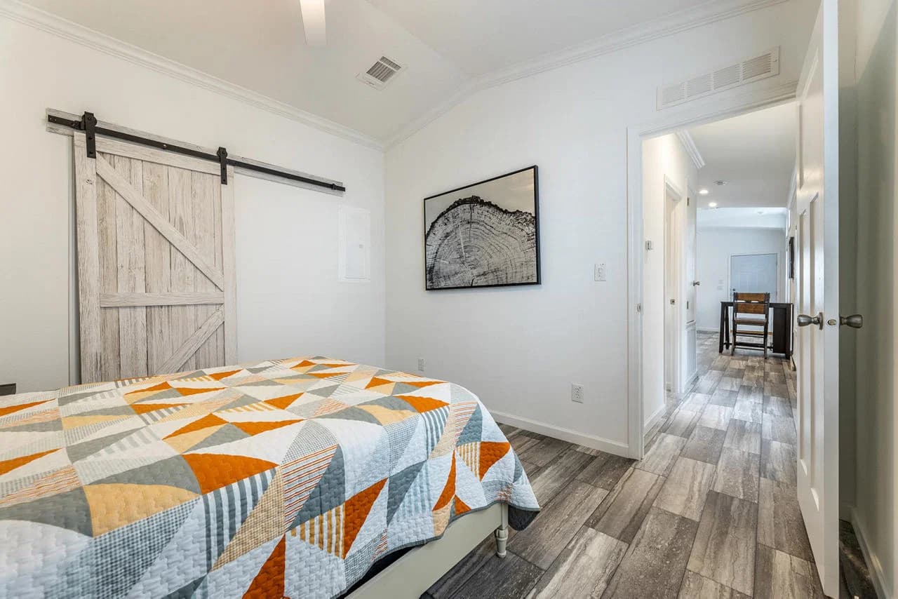 Innovation in1650h11059 bedroom home features
