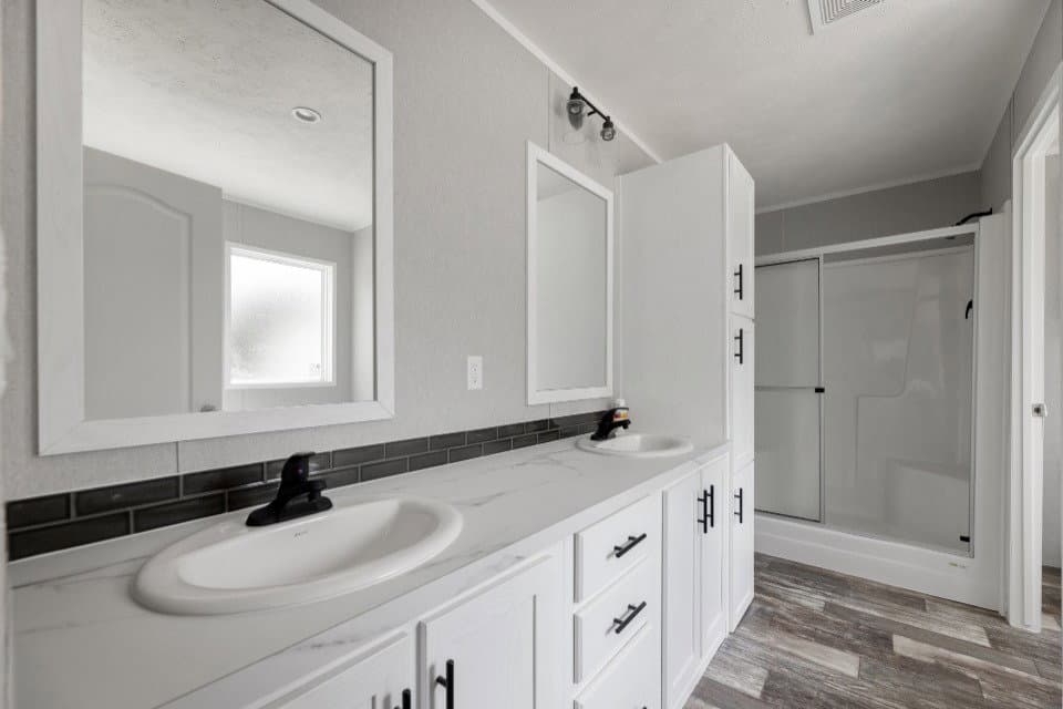 Verde ranch 28523n interior and bathroom home features