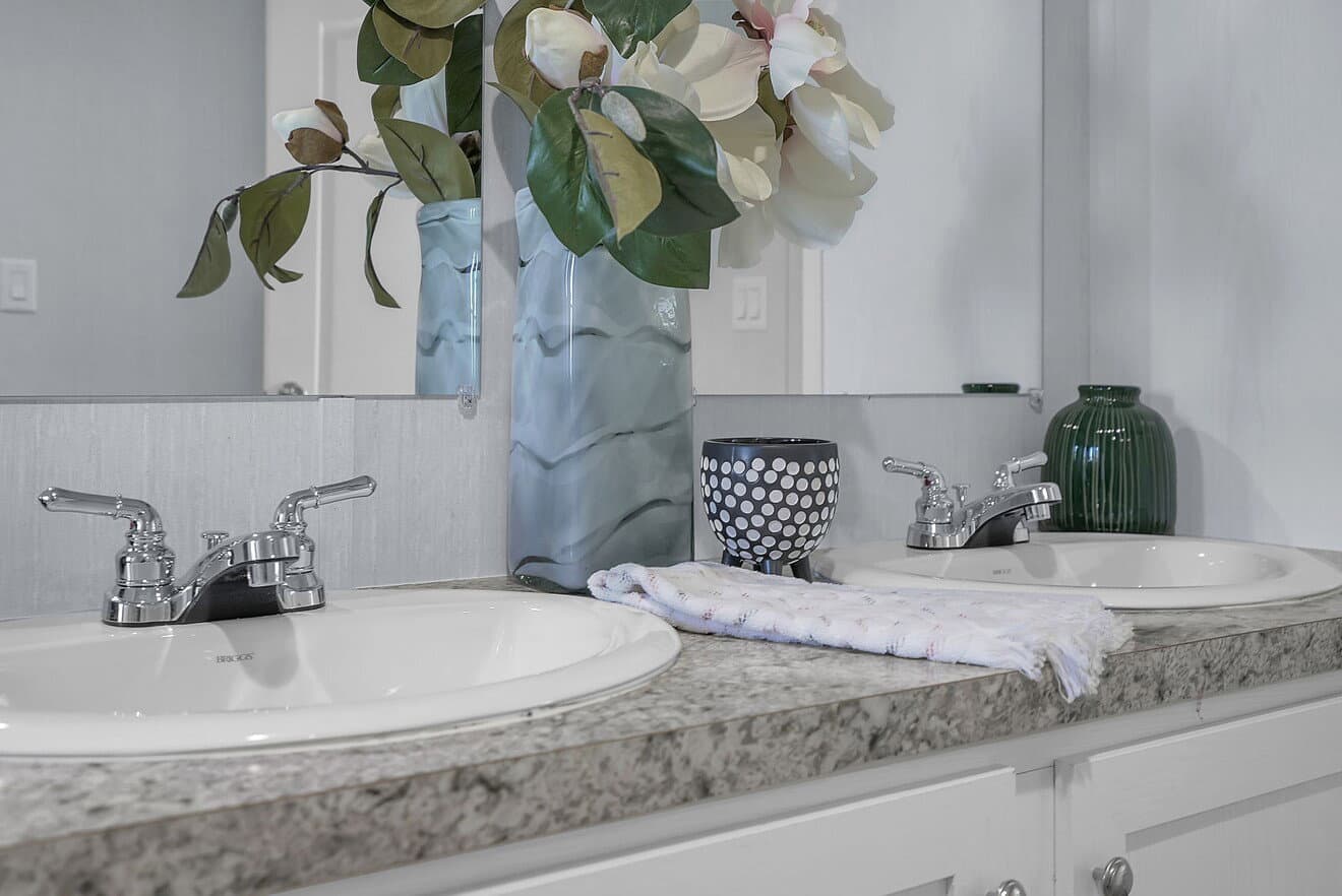 Valu 28563u interior and bathroom home features