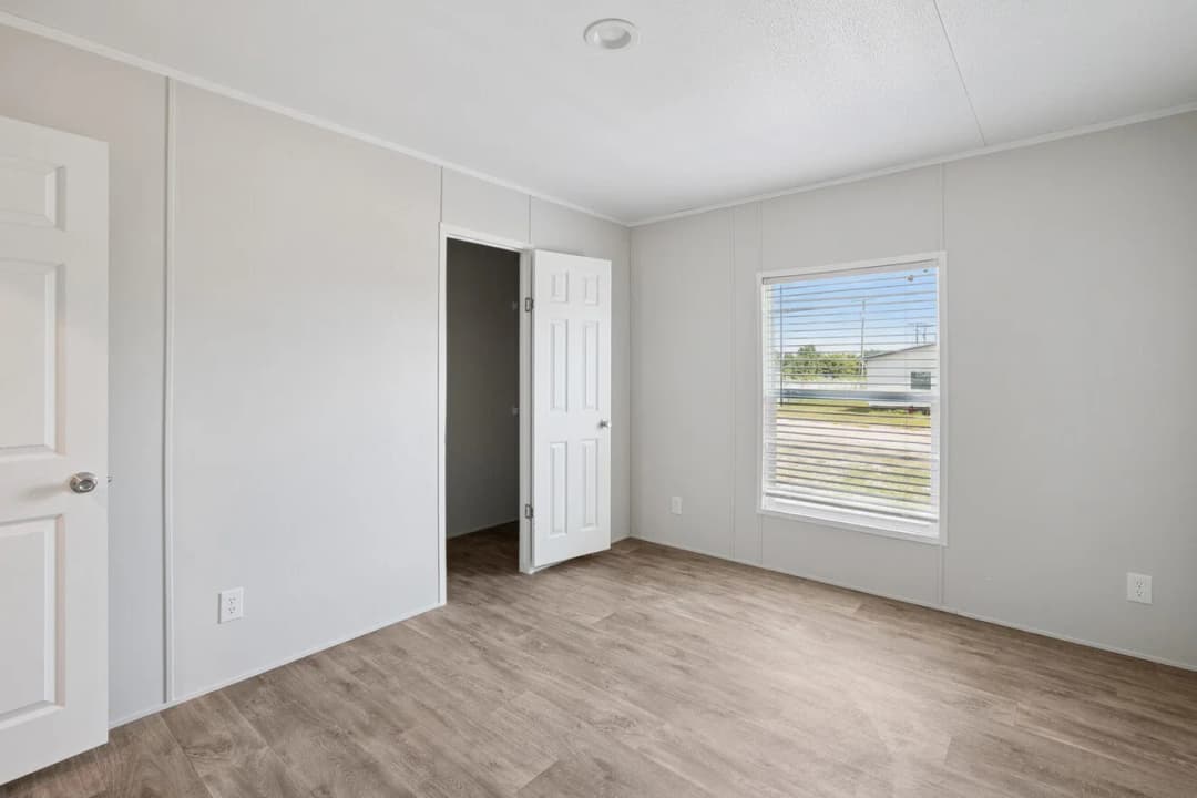 Valuhomes 28724p bedroom home features