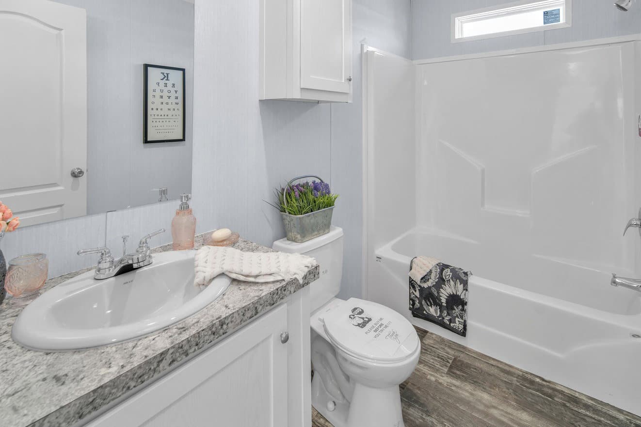 Valu 28563u interior and bathroom home features