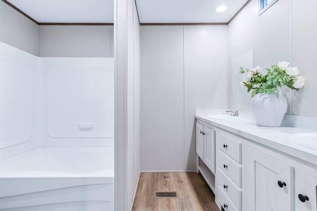 Select 16723i bathroom home features
