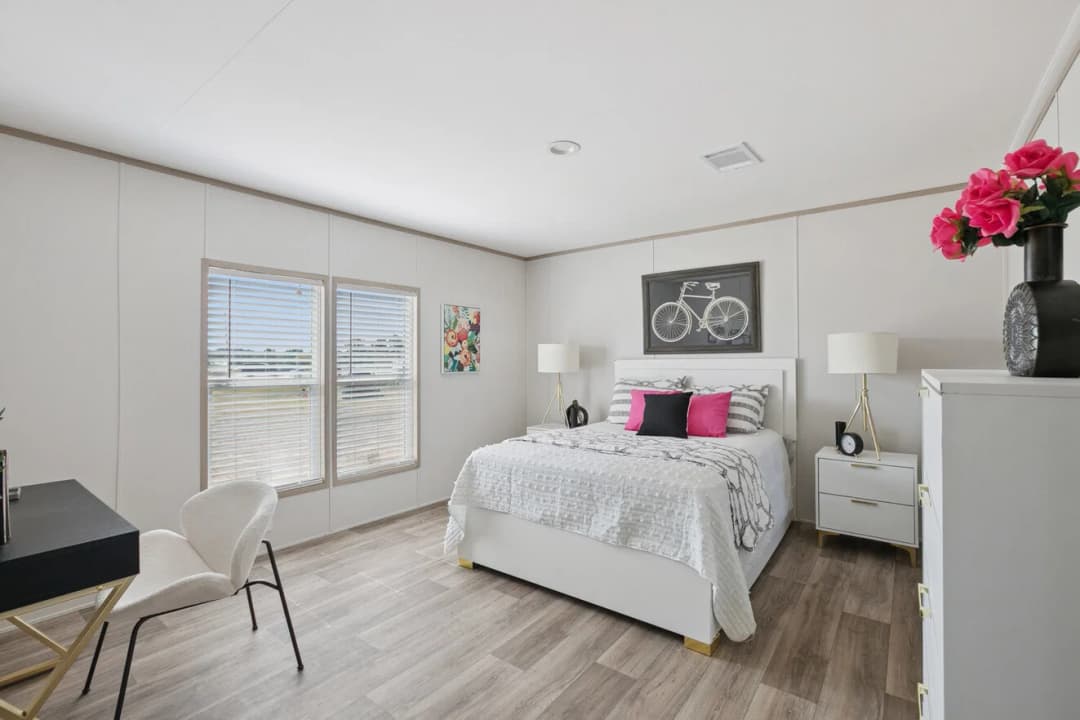 Pinnacle 28603p bedroom home features