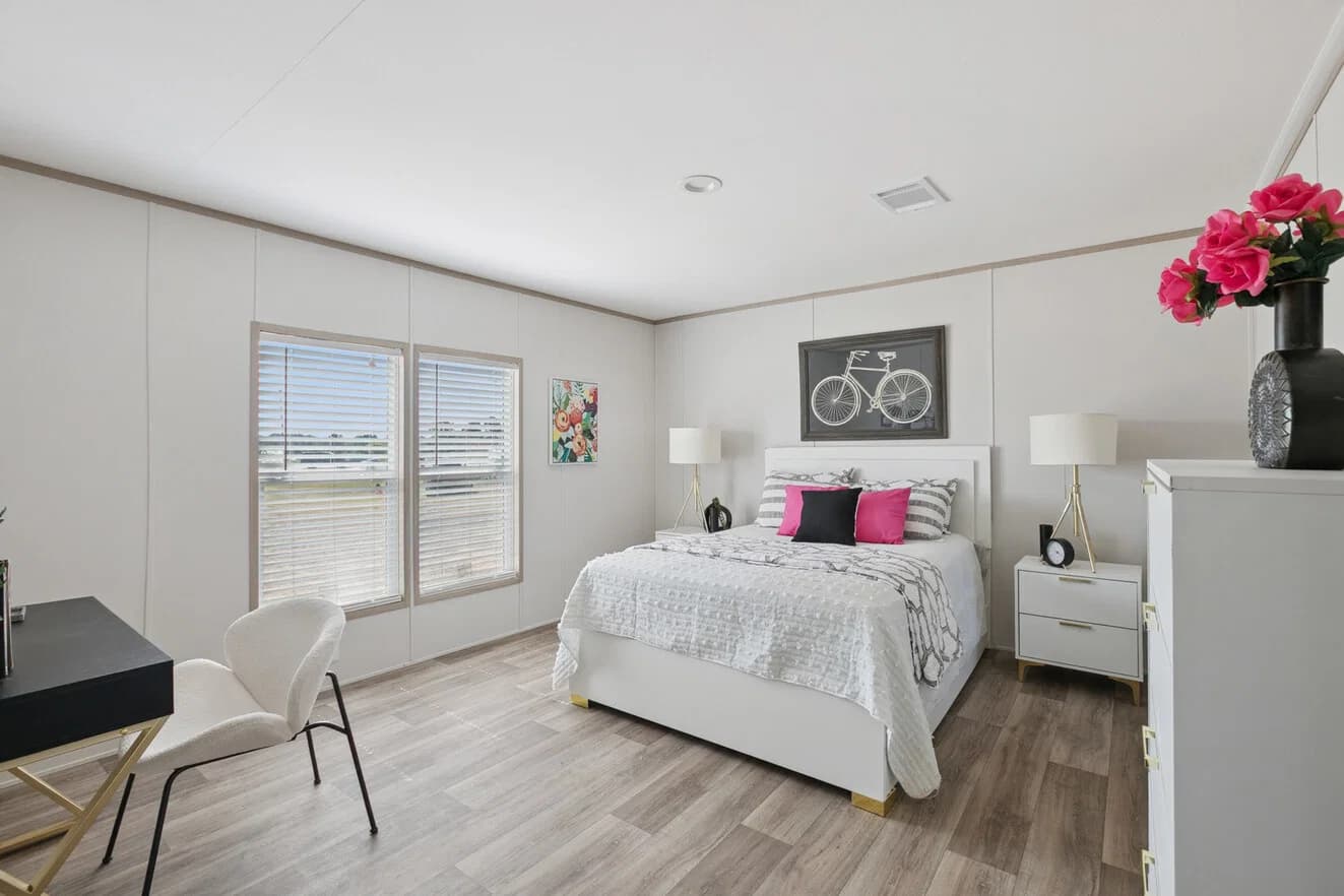Pinnacle 28603p bedroom home features