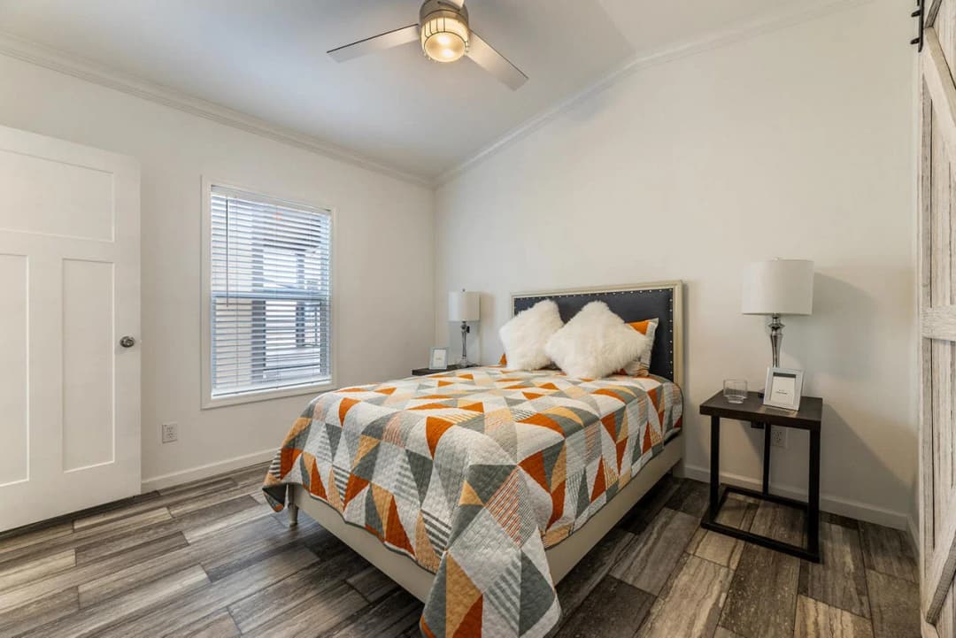 Innovation in1650h11059 bedroom home features
