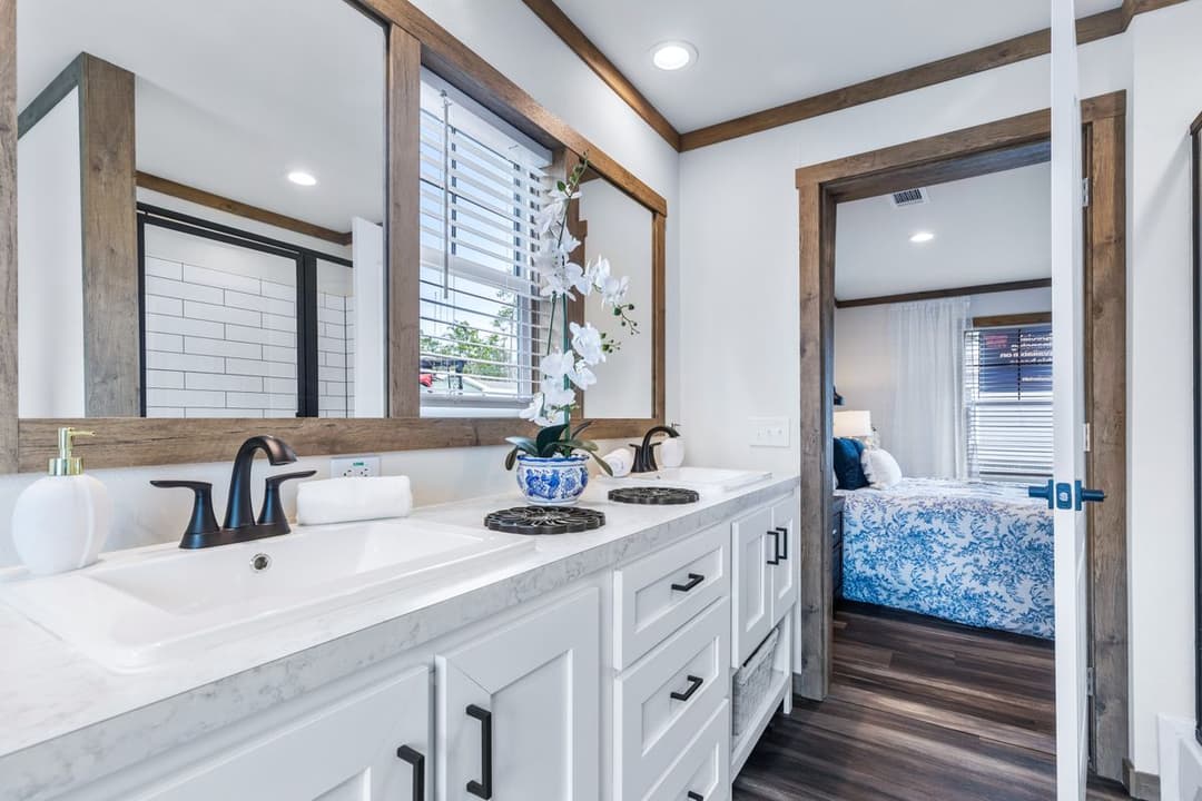 Lizzie bathroom home features