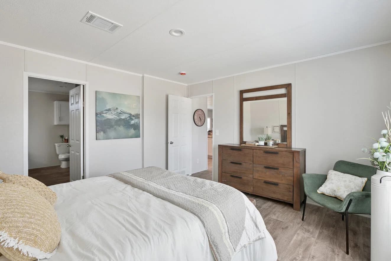 Valuhomes 28563p bedroom home features