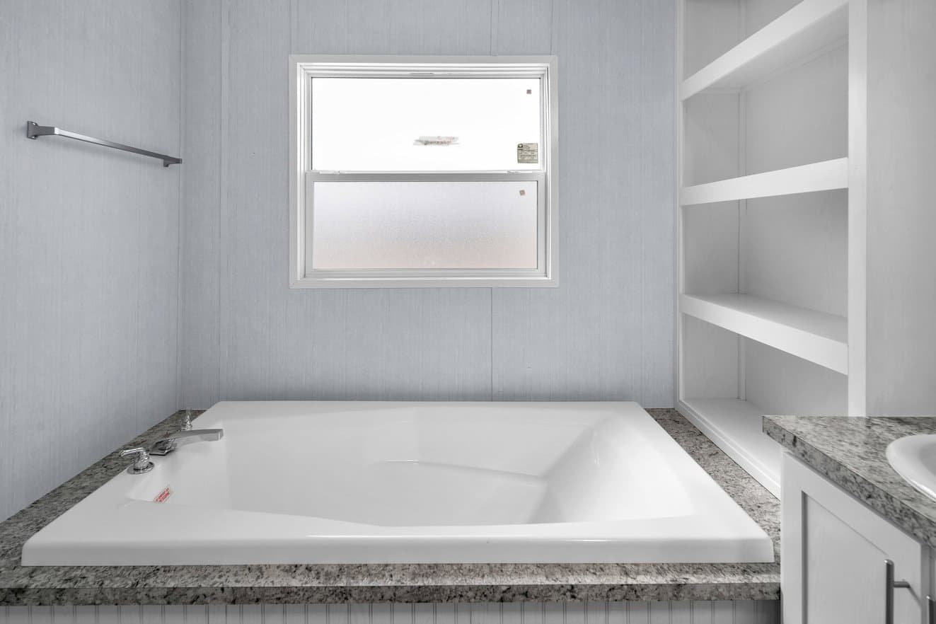 Alamo lite 16763r interior and bathroom home features
