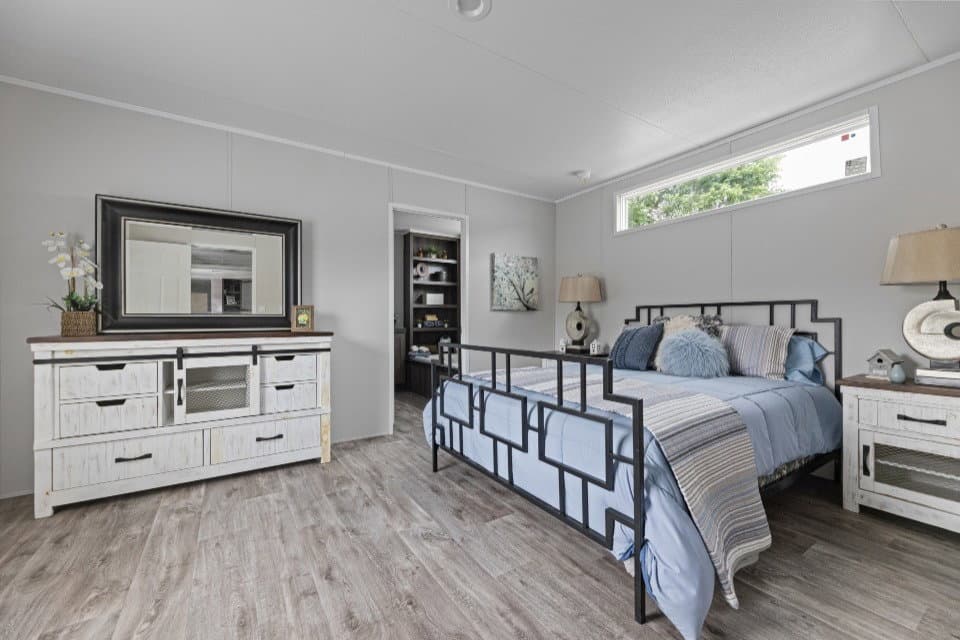 Pinnacle 16763p bedroom home features