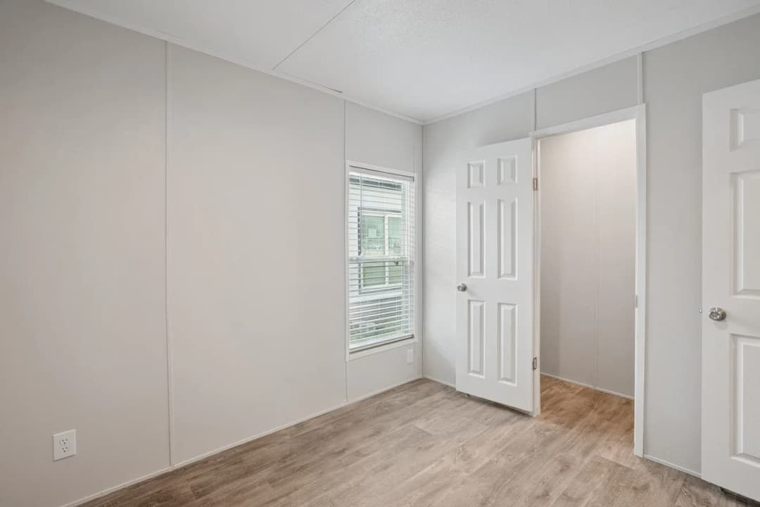 Valuhomes 28724p bedroom home features