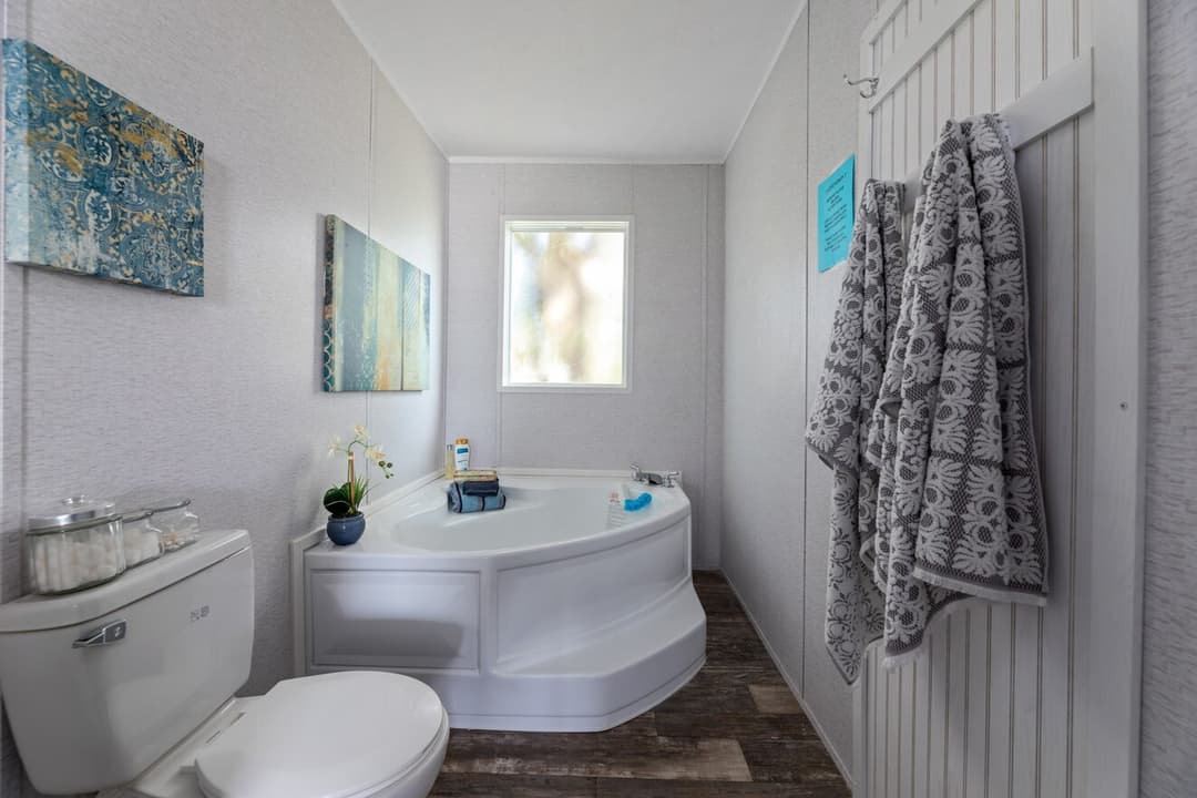 Valu premier 32483g interior and bathroom home features