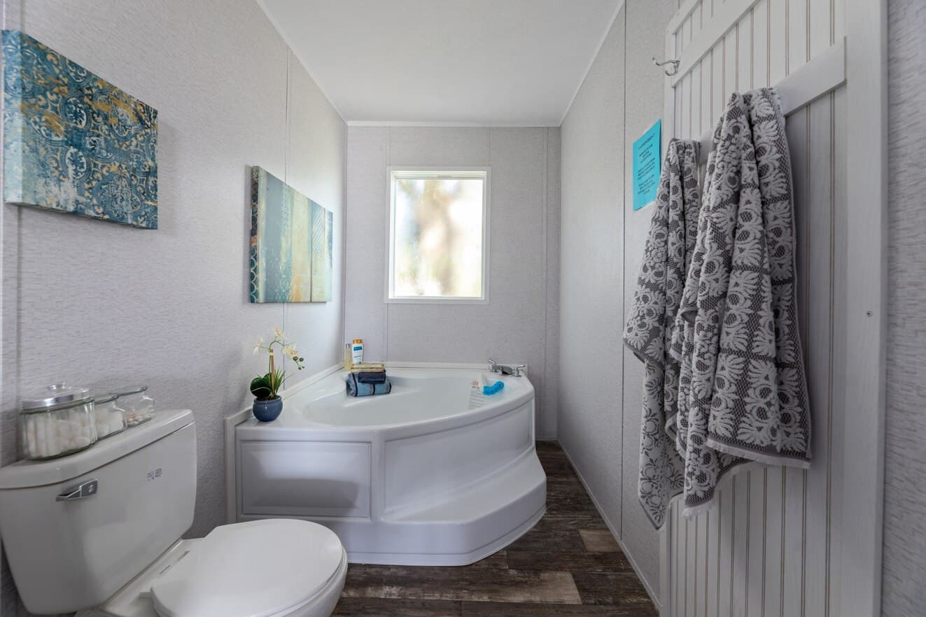 Valu premier 32483g interior and bathroom home features