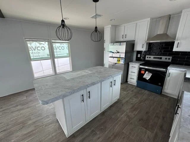 Landmark 16763b kitchen home features