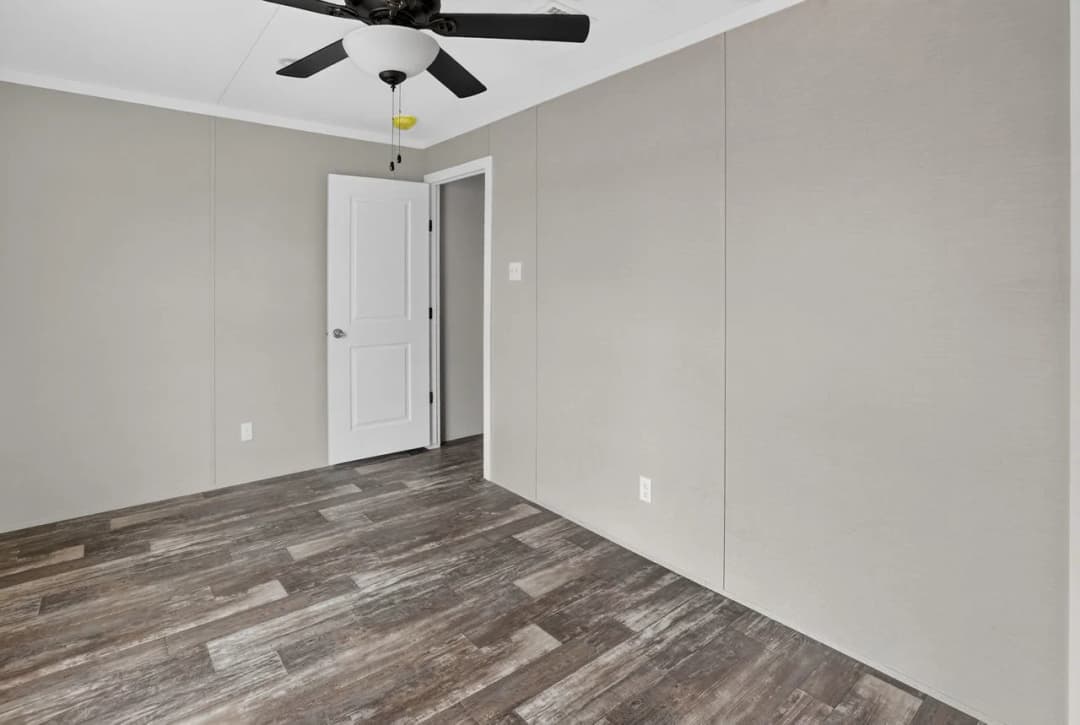 Nm1676s bedroom home features