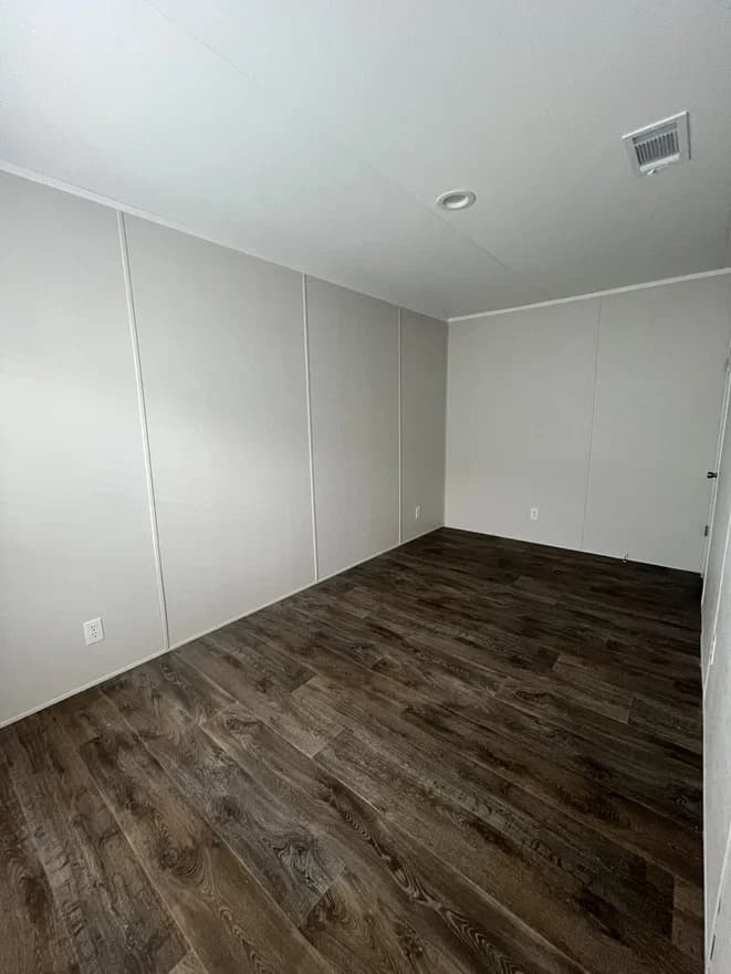 Pinnacle 16602p bedroom home features