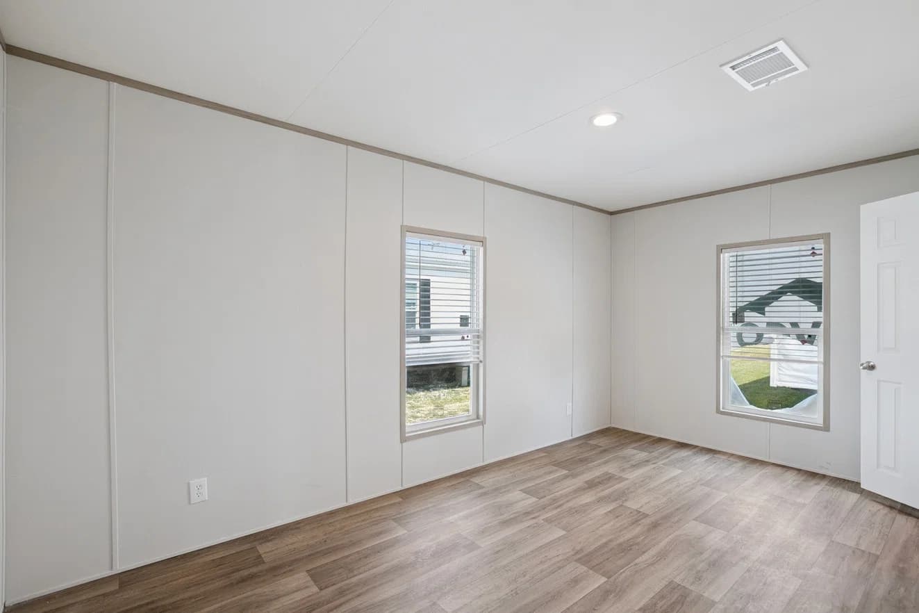 Pinnacle 28603p bedroom home features