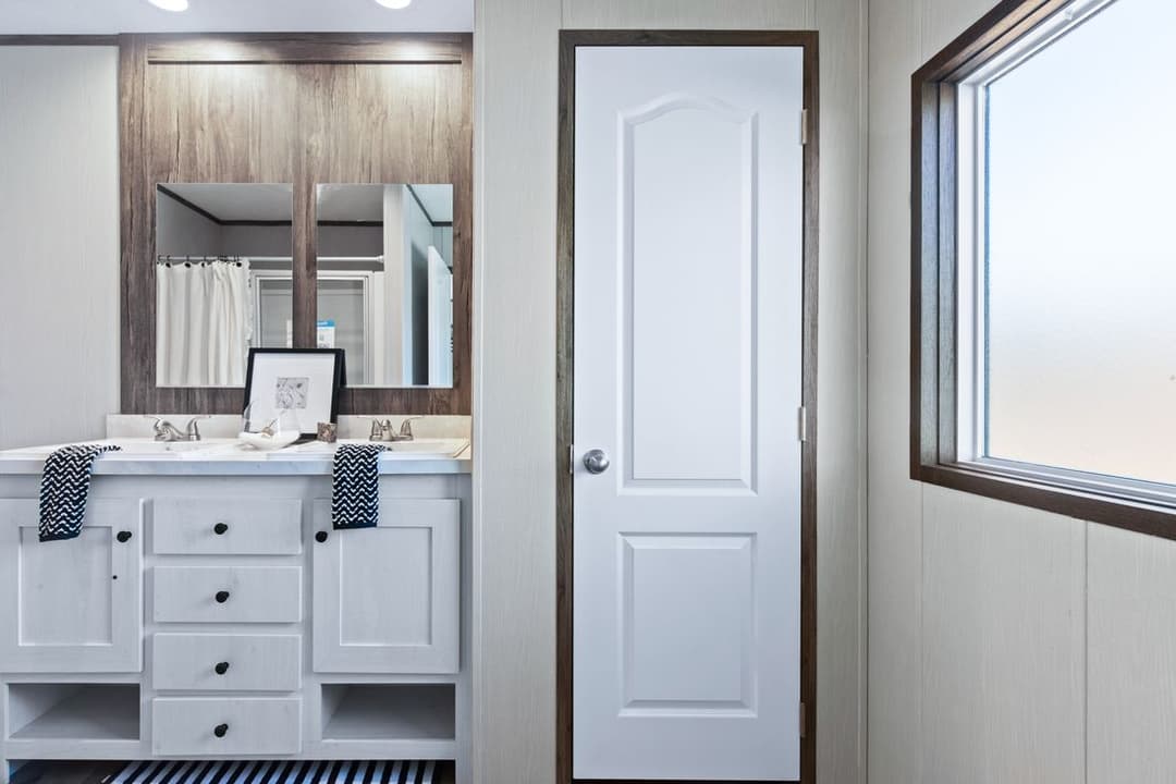 Anniversary 16763f bathroom home features