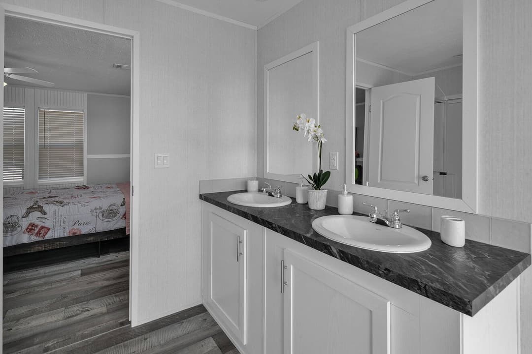 Valu premier 32684g interior and bathroom home features