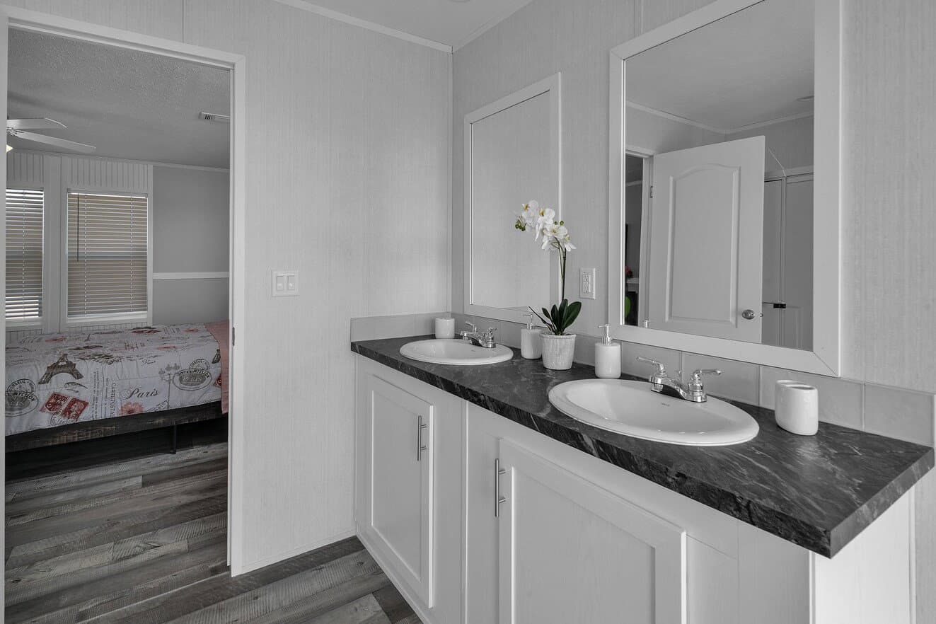 Valu premier 32684g interior and bathroom home features