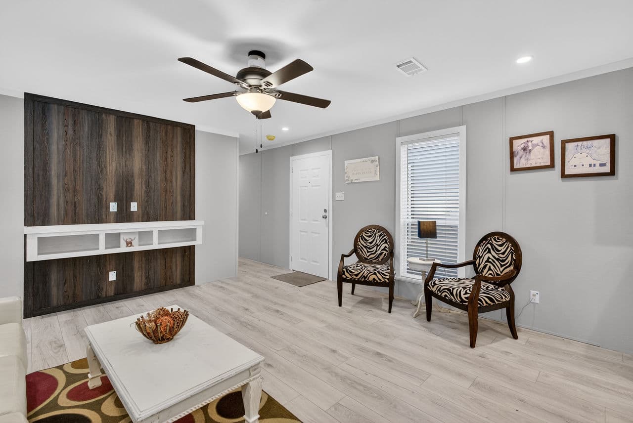 Nm1676c interior home features