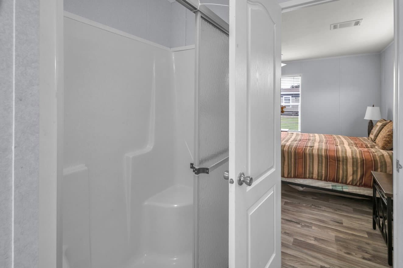 Valu 28483u interior and bedroom home features