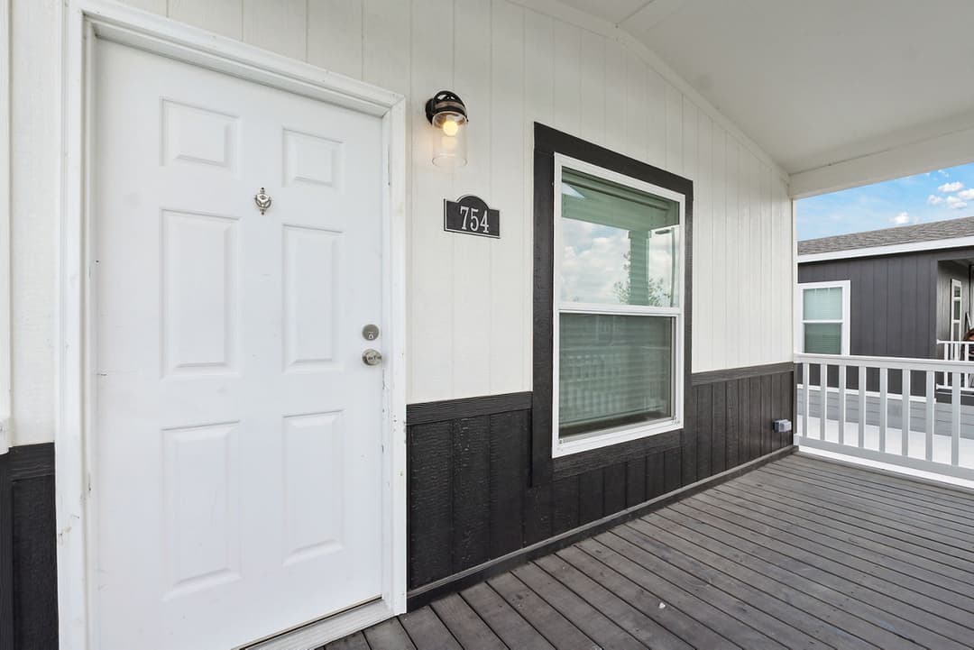 Innovation 1868h exterior home features
