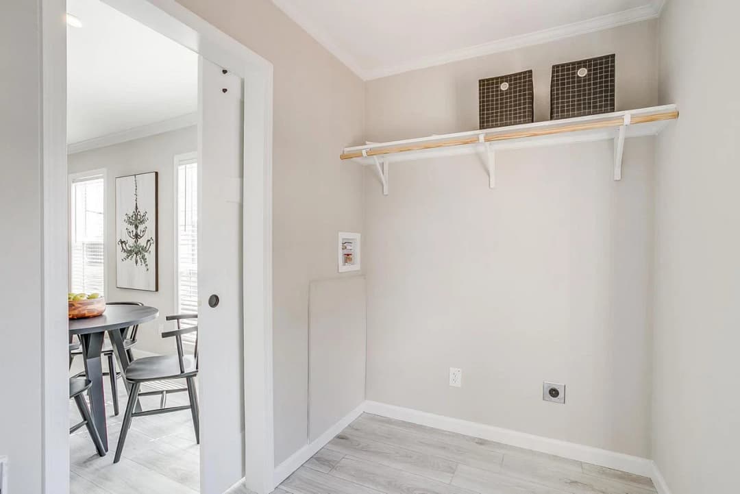 Innovation in2860h32079 interior home features