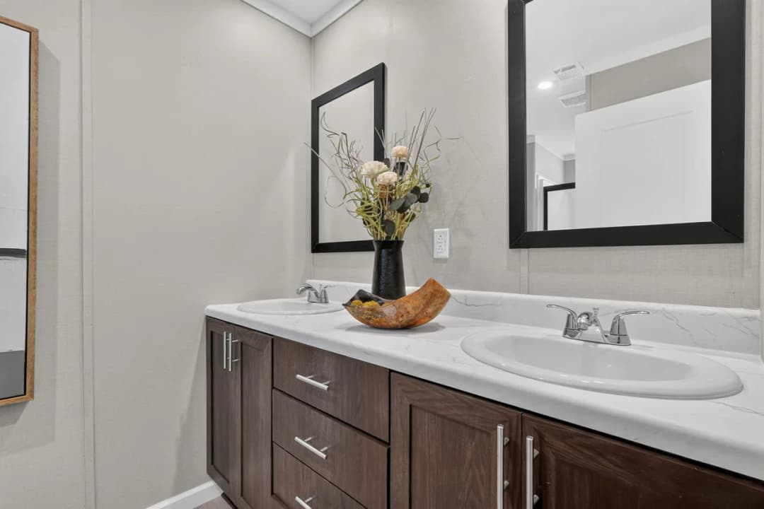 Nm2076a bathroom home features