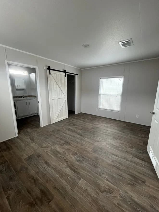 Pinnacle 16602p bedroom home features
