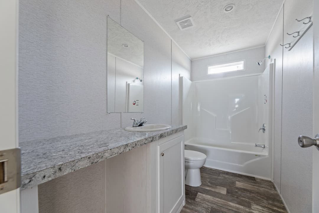 Valu premier 32483g interior and bathroom home features