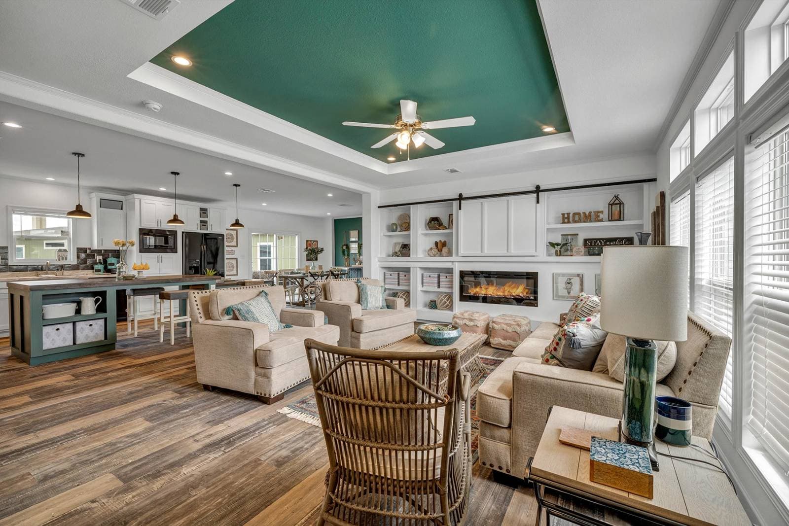 Titan extreme 3272c interior home features