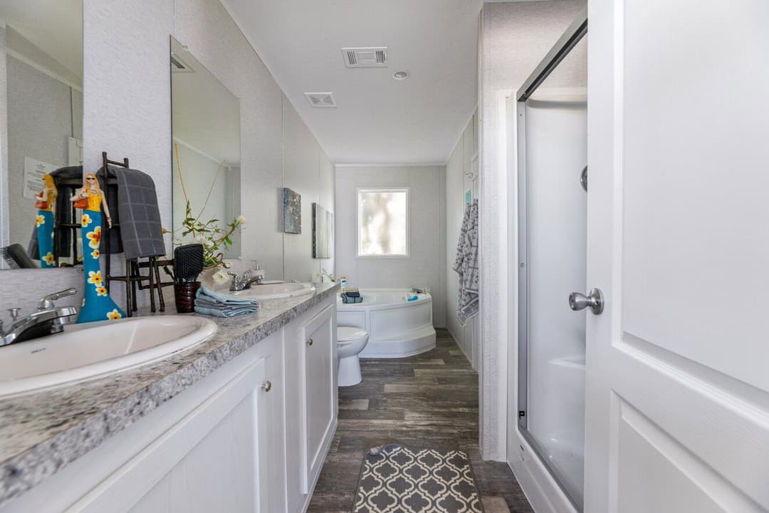 Valu premier 32483g interior and bathroom home features