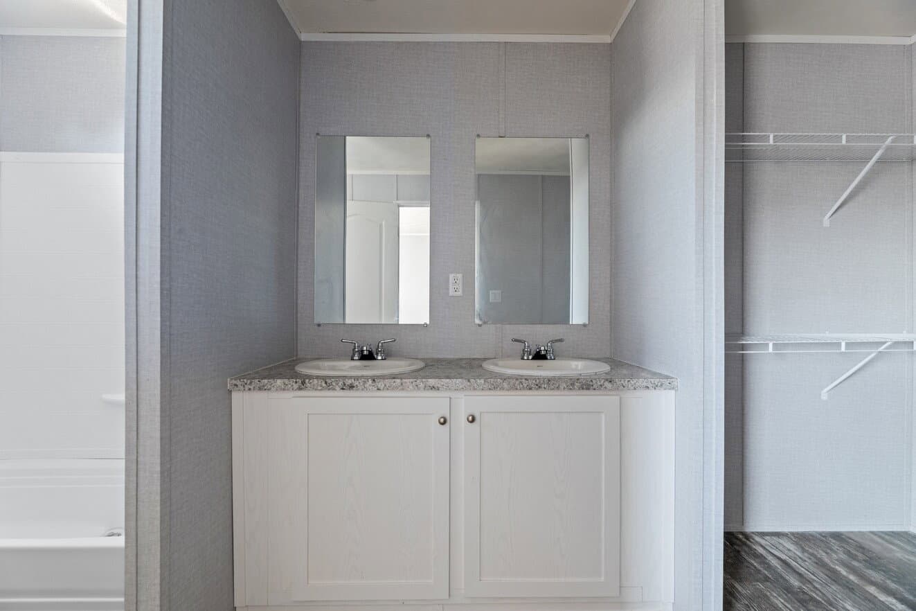Valu premier 16683g interior and bathroom home features