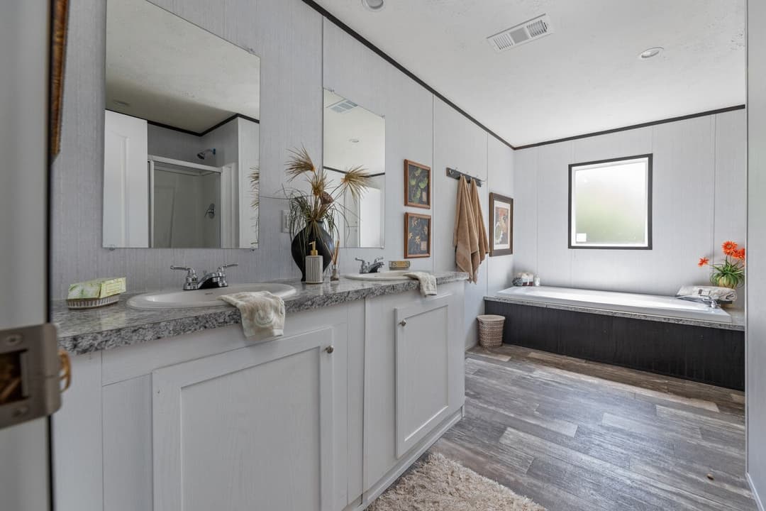 Valu premier 32563g interior and bathroom home features