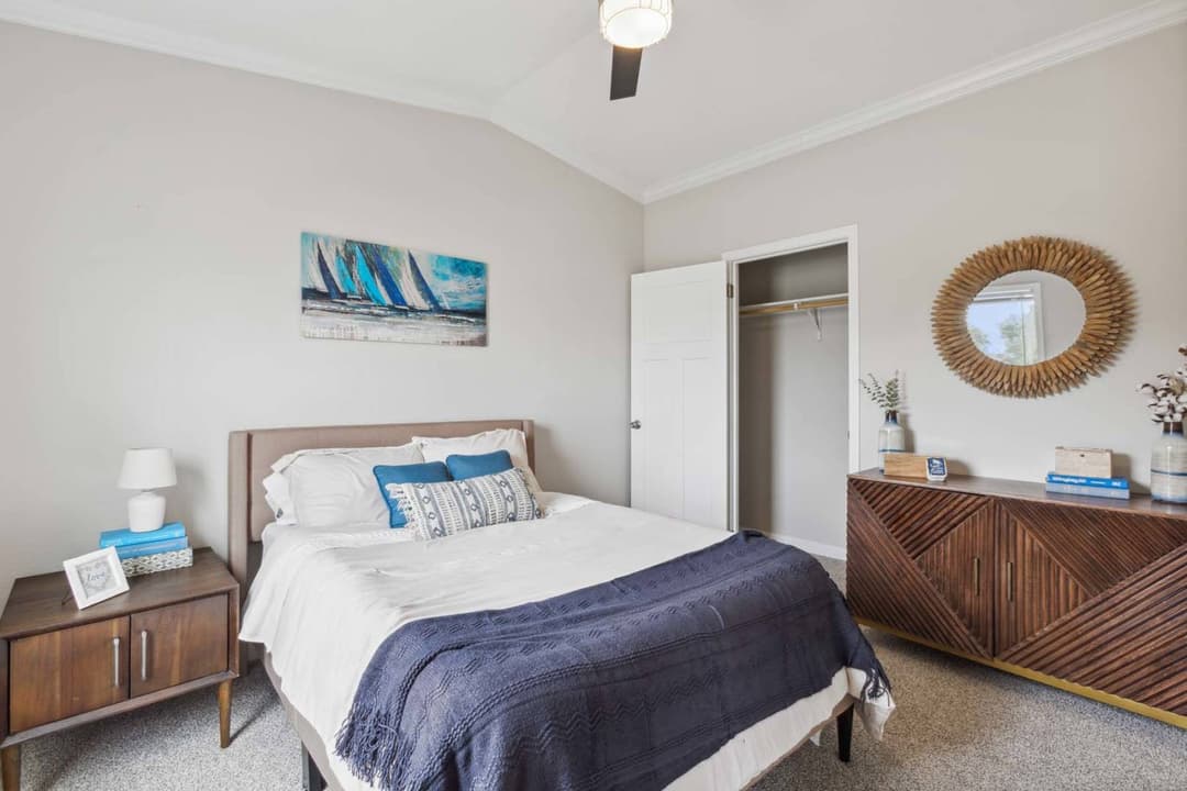 Titan extreme 1656h bedroom home features