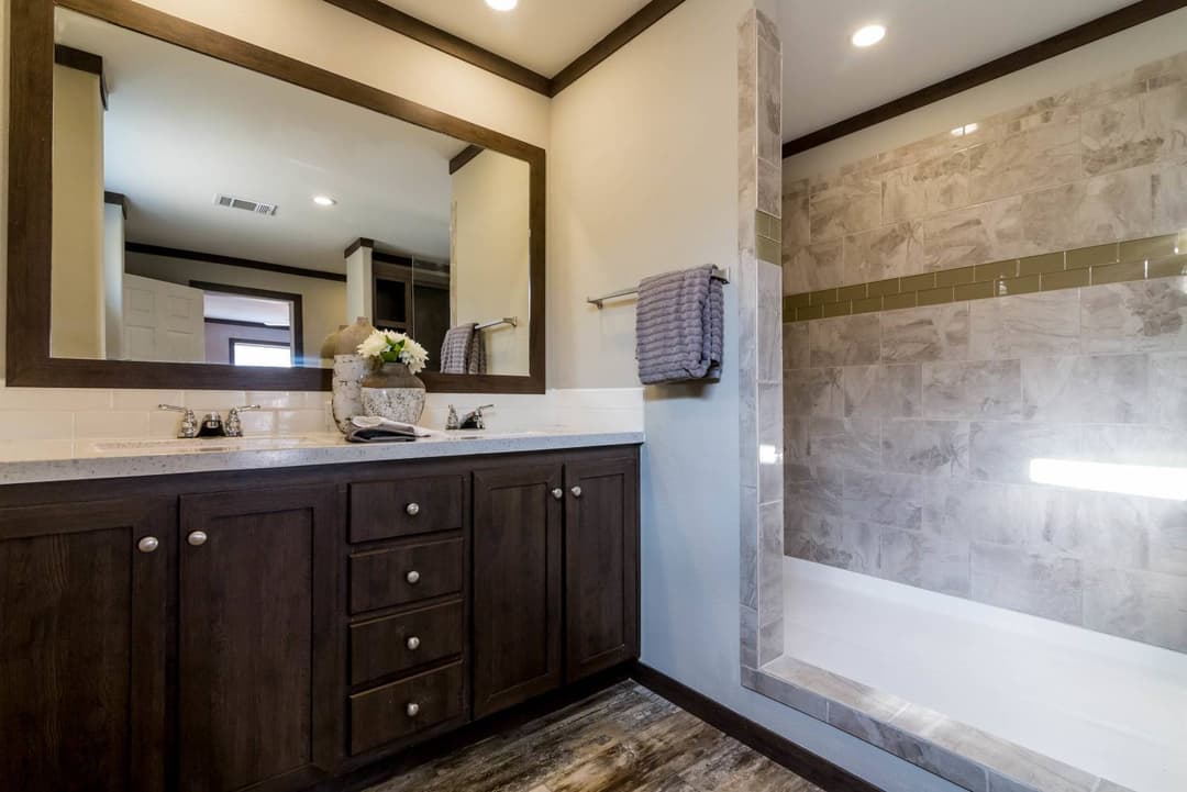 Titan extreme 3272c bathroom home features