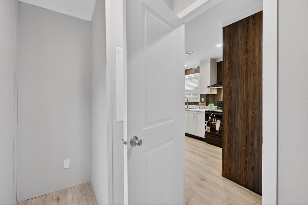 Nm1676c interior home features