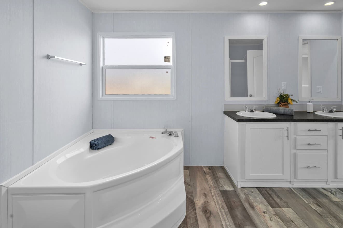 Alamo lite 28724t interior and bathroom home features