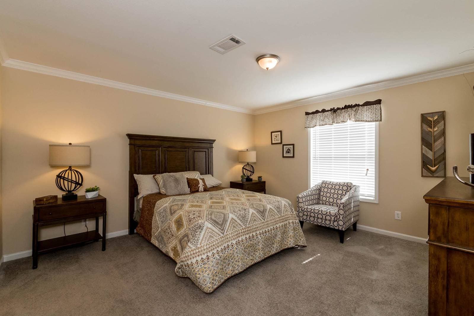 Titan extreme 3248e bedroom home features
