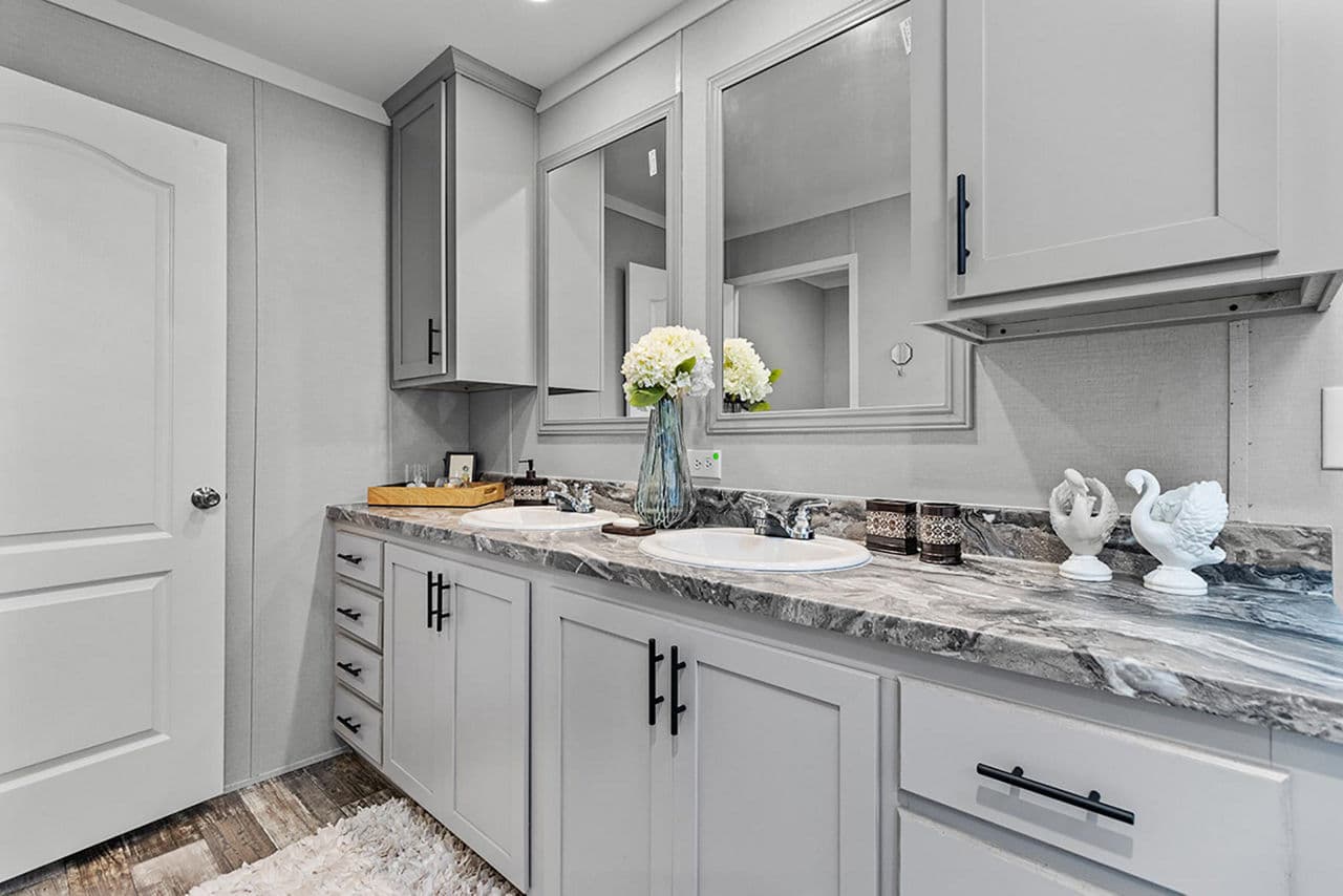Poydras 3 bedroom bathroom home features